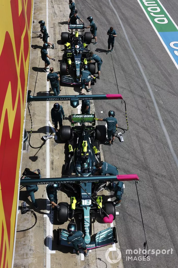 Lance Stroll, Aston Martin AMR21, y Sebastian Vettel, Aston Martin AMR21, en el pit lane