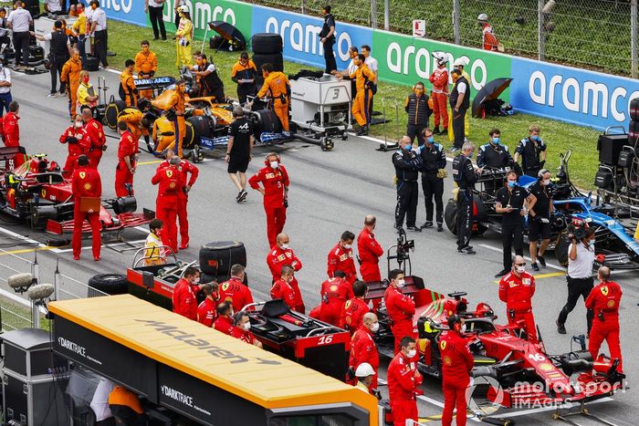 Ferrari mechanics on the grid with Charles Leclerc, Ferrari SF21