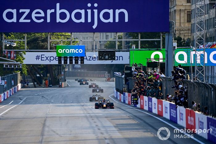 Sergio Pérez, Red Bull Racing RB16B, 1ª posición, toma la bandera a cuadros