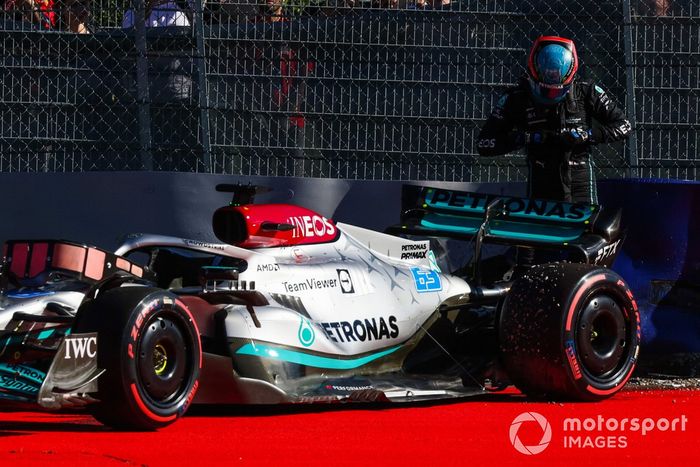George Russell, Mercedes W13, se baja de su coche dañado tras estrellarse en la Q3