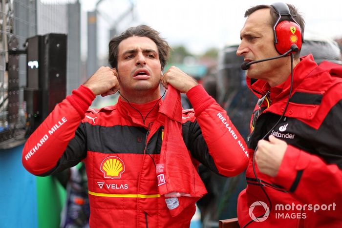 Carlos Sainz, Ferrari, en la parrilla