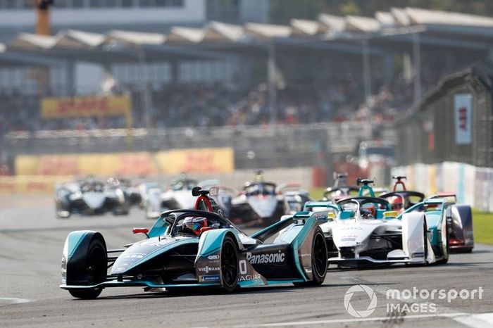 Mitch Evans, Panasonic Jaguar Racing, Jaguar I-Type 3 leads Oliver Turvey, NIO Formula E Team, NIO Sport 004 