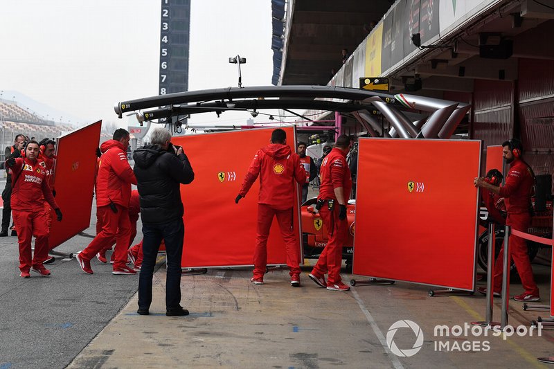 Sebastian Vettel, Ferrari SF90 y mecánicos de Ferrari con paneles para tapar su coche de la vista de los curiosos