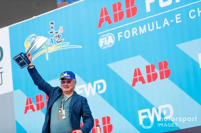 Un representante de DS TECHEETAH con el trofeo de ganador