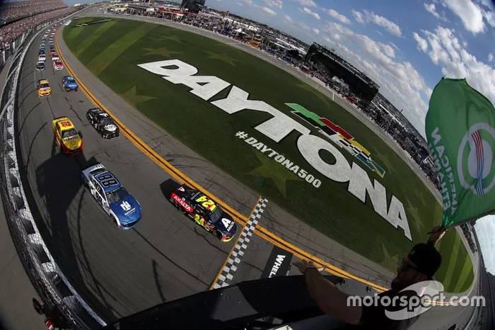 Na NASCAR, a maior categoria do automobilismo dos EUA, foram realizadas as primeiras quatro provas, mas as atividades devem voltar apenas no fim de maio, em Charlotte.
