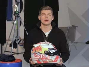 Max Verstappen toont zijn nieuwe helm voor 2019