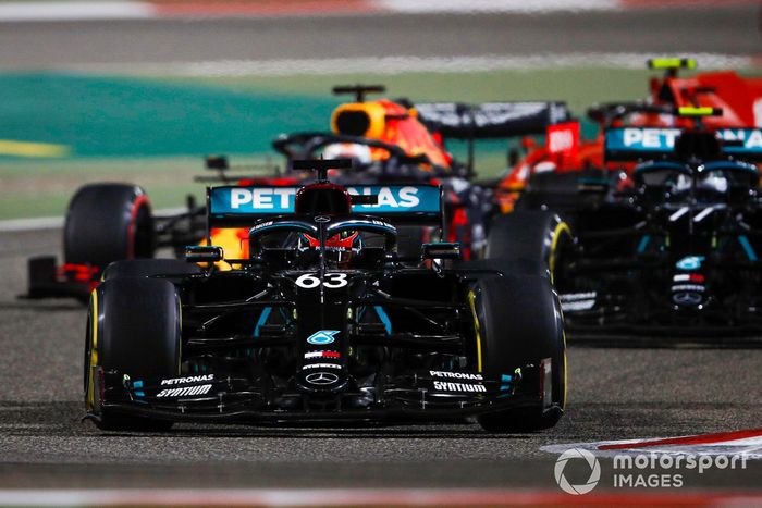 George Russell, Mercedes F1 W11, Valtteri Bottas, Mercedes F1 W11, Max Verstappen, Red Bull Racing RB16, y Charles Leclerc, Ferrari SF1000 al inicio