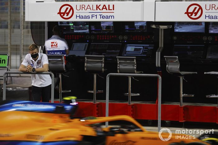 Mick Schumacher, Haas F1, mira el coche de Lando Norris, McLaren MCL35M