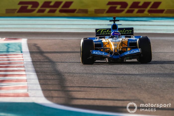 Fernando Alonso pilota el Renault R25 con el que ganó el mundial de F1 en 2005