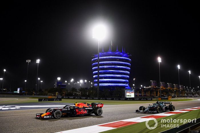 Sergio Pérez, Red Bull Racing RB16B, Lance Stroll, Aston Martin AMR21