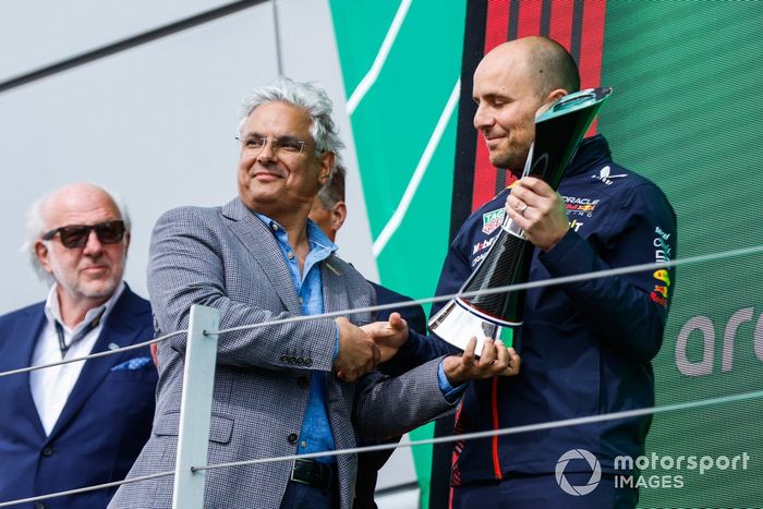 Mohammed Qahtani, Presidente de Downstream, Aramco, entrega el trofeo de Constructores al delegado de Red Bull