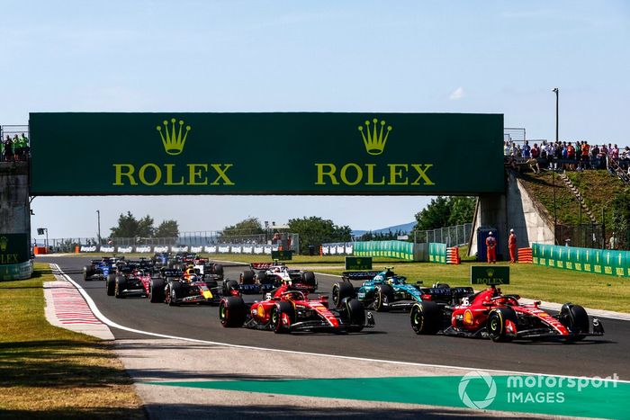 Charles Leclerc, Ferrari SF-23, Carlos Sainz, Ferrari SF-23, Fernando Alonso, Aston Martin AMR23, Sergio Pérez, Red Bull Racing RB19, el resto de la parrilla en la salida.