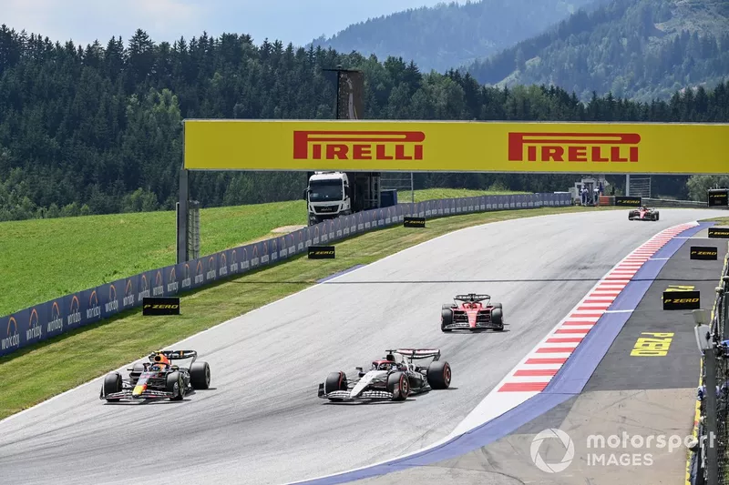 Sergio Perez, Red Bull Racing RB19, Nyck de Vries, AlphaTauri AT04, Charles Leclerc, Ferrari SF-23