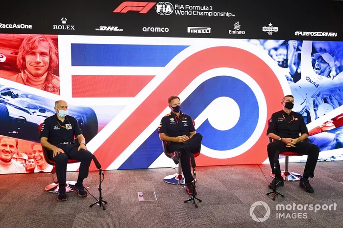 Franz Tost, director del equipo, AlphaTauri, Christian Horner, director del equipo, Red Bull Racing y Guenther Steiner, director del equipo, Haas F1 en la conferencia de prensa