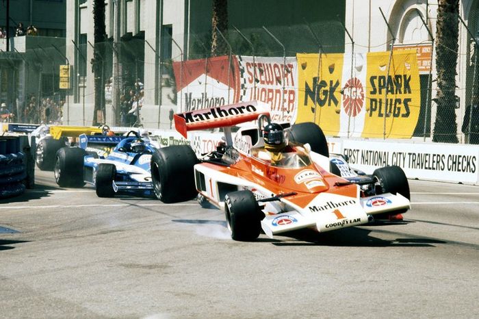 James Hunt, McLaren M23 vuela en el aire mientras choca con John Watson, Brabham BT45B al inicio de la carrera