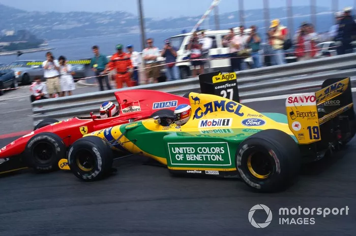 Michael Schumacher, Benetton B192 Ford, s'accroche avec Jean Alesi, Ferrari F92A, à l'épingle