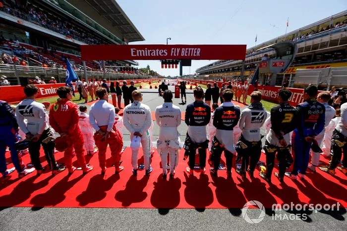 Pilotos alinhados antes do GP