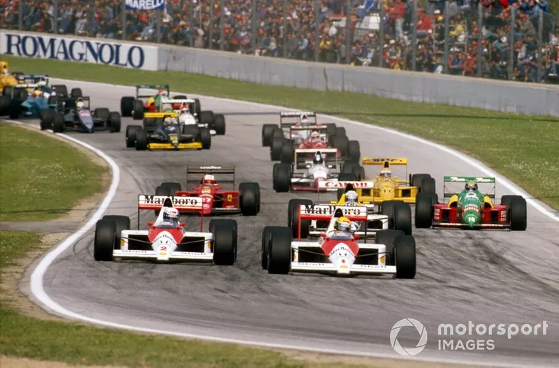 Ayrton Senna lidera a su compañero de equipo Alain Prost, McLaren MP4 / 5 al inicio