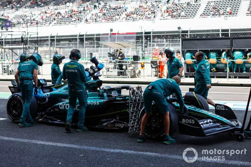 Lance Stroll, Aston Martin AMR24, dans les stands pendant la FP1