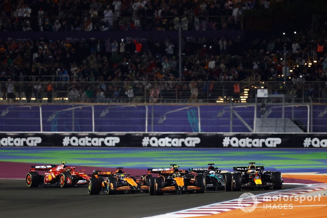 Max Verstappen, Red Bull Racing RB20, Lando Norris, McLaren MCL38, George Russell, Mercedes F1 W15, batalla por el liderato en la salida de la Carrera.