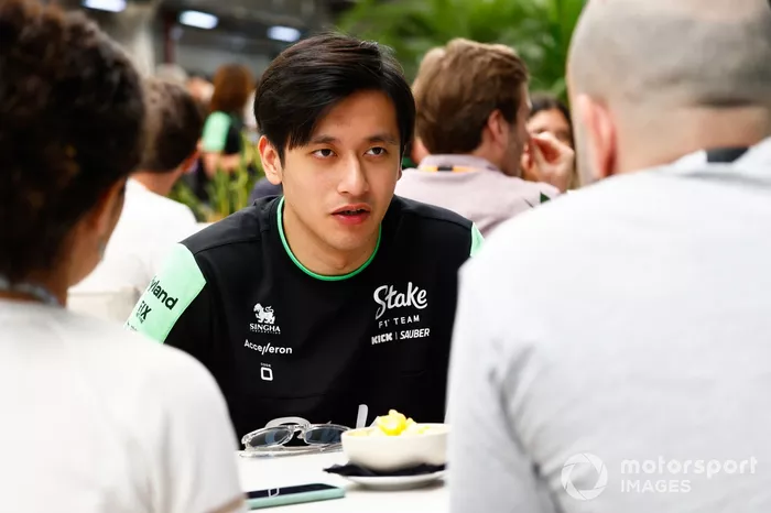Zhou Guanyu, Stake F1 Team KICK Sauber, s'adresse à la presse