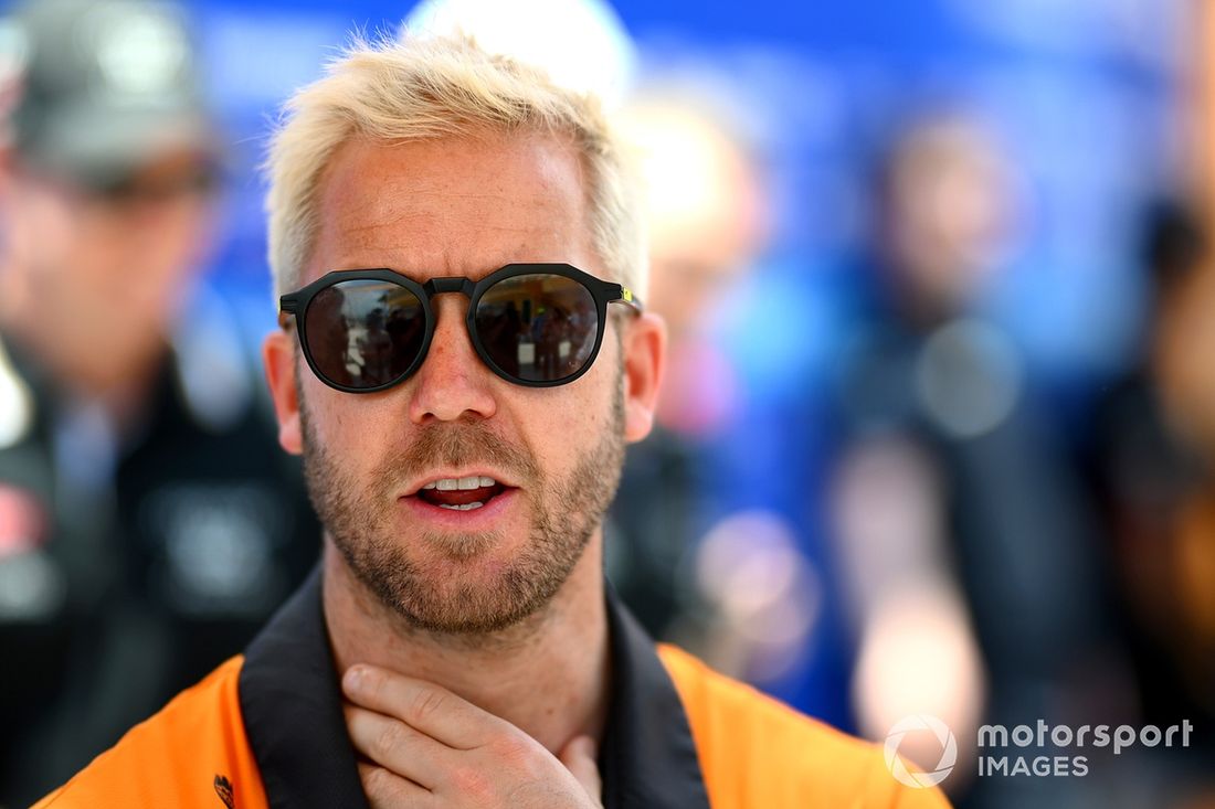 Sam Bird , NEOM McLaren Formula E Team observa en el Paddock