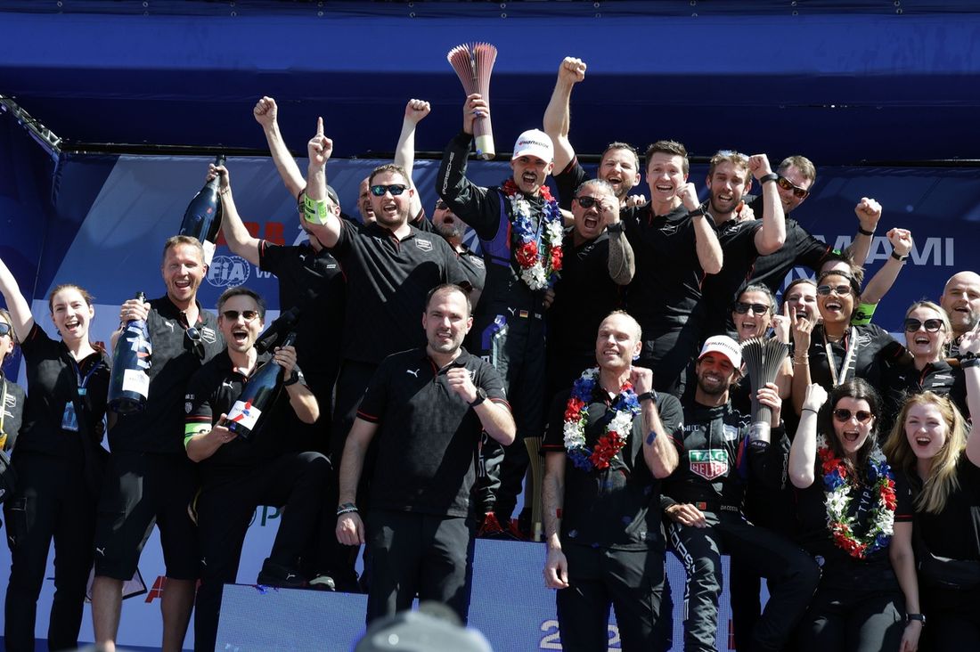 El ganador de la carrera Pascal Wehrlein, TAG Heuer Porsche Formula E Team y Pascal Wehrlein, TAG Heuer Porsche Formula E Team celebran con el equipo