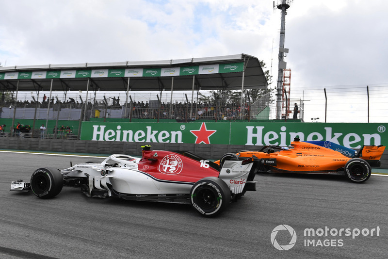 Charles Leclerc, Sauber C37 y Fernando Alonso, McLaren MCL33 battle
