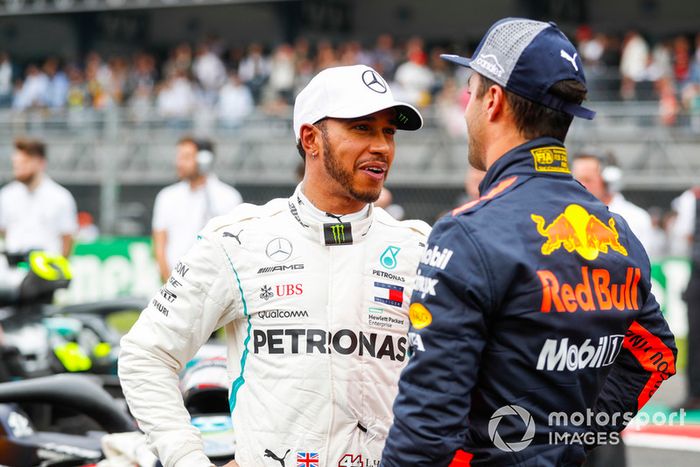 Lewis Hamilton, Mercedes AMG F1, felicita a Daniel Ricciardo, Red Bull Racing por su pole position