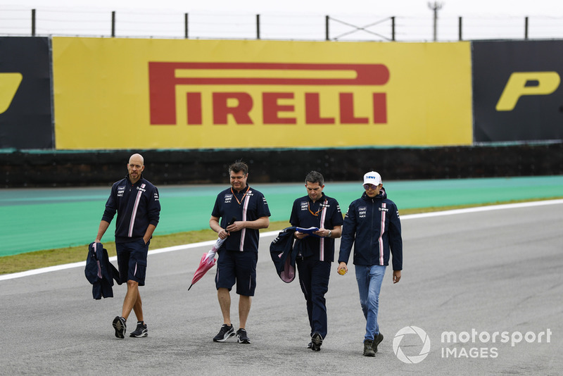 Esteban Ocon, Force India, ispeziona il circuito con i colleghi