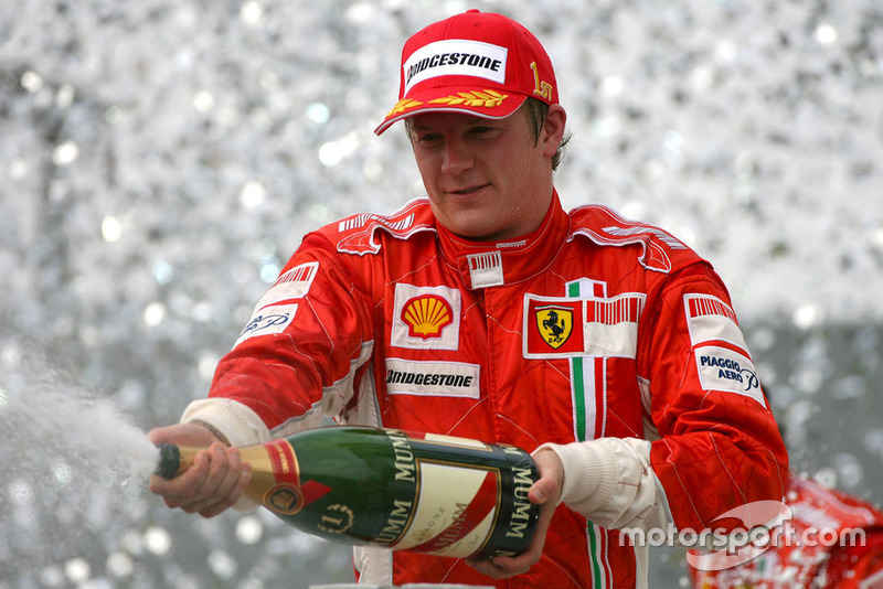 Kimi Raikkonen, Ferrari, festeggia sul podio