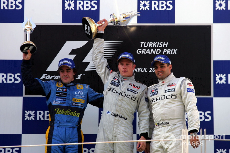 Podio: il secondo classificato Fernando Alonso, Renault F1 Team, il vincitore della gara Kimi Raikkonen, McLaren, il terzo classificato Juan Pablo Montoya, McLaren