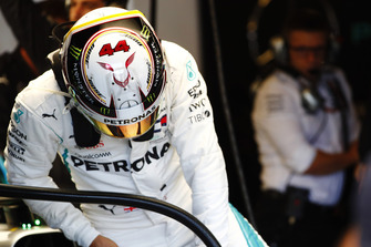 Lewis Hamilton, Mercedes AMG F1 W09 EQ Power+, si cala nell'abitacolo della sua monoposto, nel garage, mentre Peter Bonnington, ingegnere di pista, Mercedes AMG, osserva
