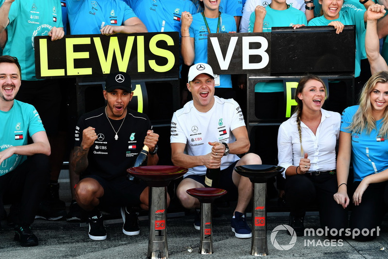 Lewis Hamilton, Mercedes AMG F1 e Valtteri Bottas, Mercedes AMG F1, festeggiano con il team