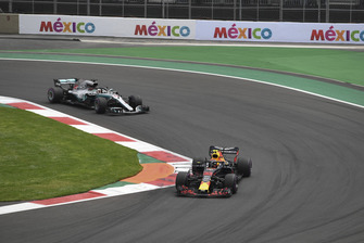 Max Verstappen, Red Bull Racing RB14 voor Lewis Hamilton, Mercedes-AMG F1 W09