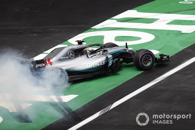 Lewis Hamilton, Mercedes AMG F1 W09 EQ Power+, celebra con donuts su título de campeón