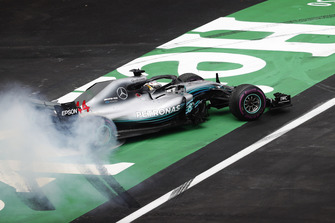 2018 F1 Dünya Şampiyonu Lewis Hamilton, Mercedes AMG F1 donut yapıyor