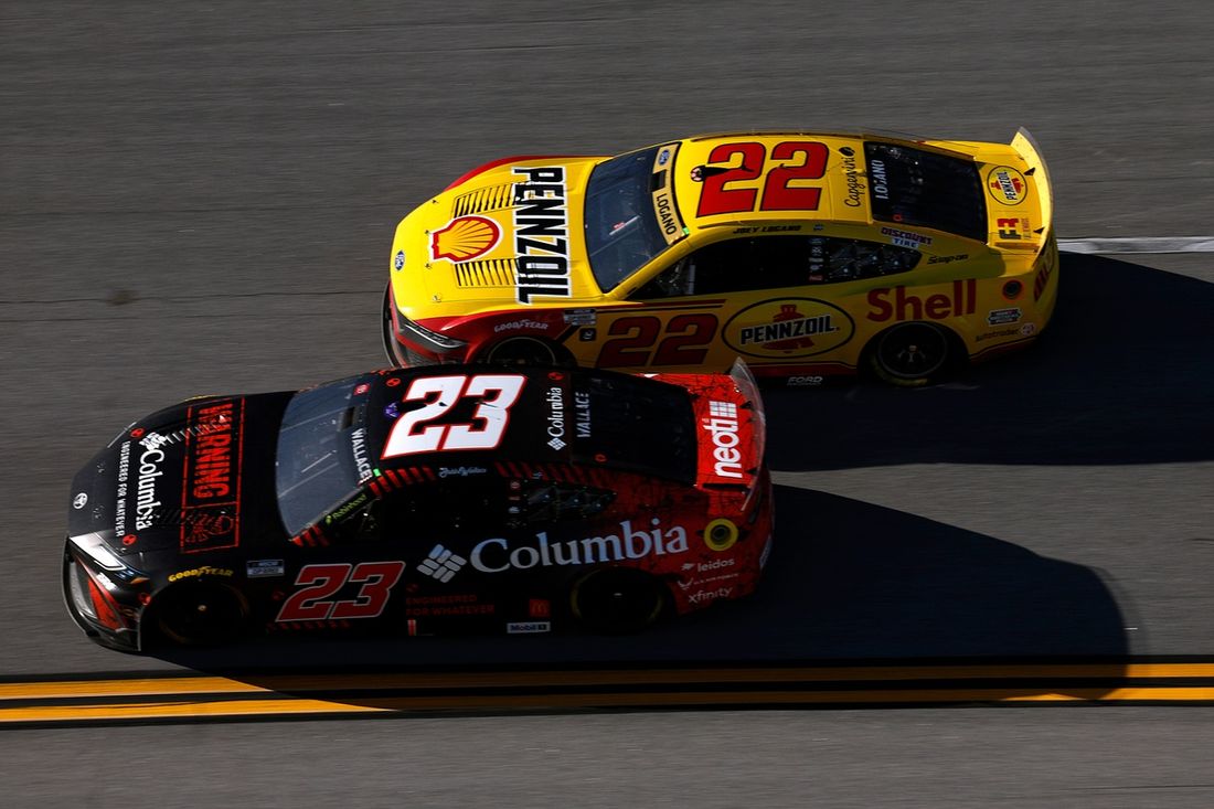 Bubba Wallace, 23XI Racing Toyota, Joey Logano, Team Penske Ford