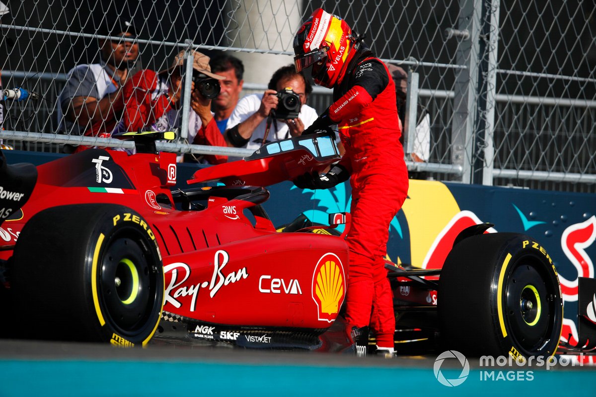 Carlos Sainz Jr., Ferrari F1-75, leaves his car at the end of FP2