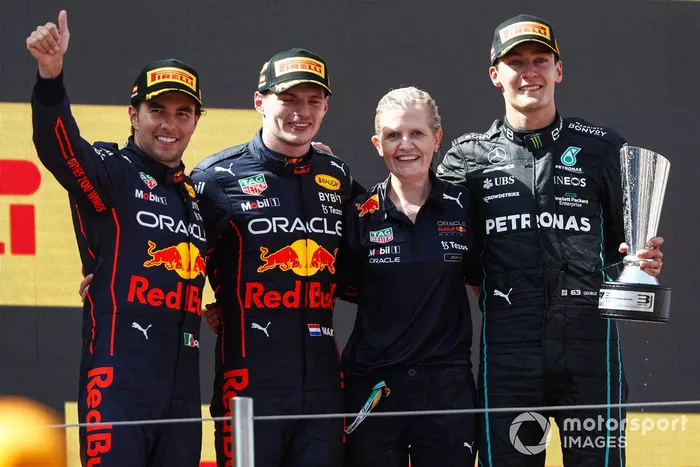 Podio: segundo lugar Sergio Pérez, Red Bull Racing, ganador Max Verstappen, Red Bull Racing, Joanna Fleet, Jefa de RRHH, Red Bull Racing, y tercer lugar George Russell, Mercedes-AMG

