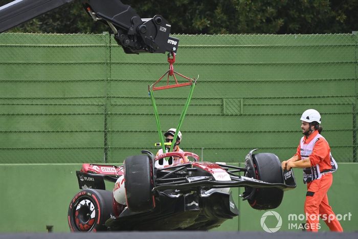 Oficiales de pista retiran el coche dañado de Zhou Guanyu, Alfa Romeo C42