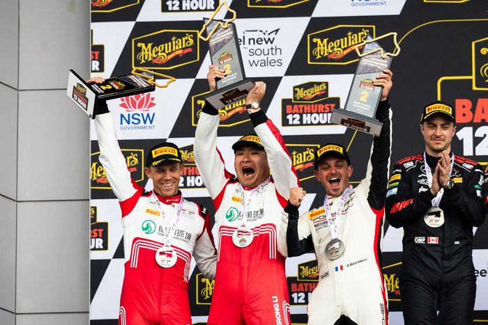 N.º 86 Porsche 911 GT3 R de High Class Racing: Dorian Boccolacci, Anders Fjordbach, Kerong Li