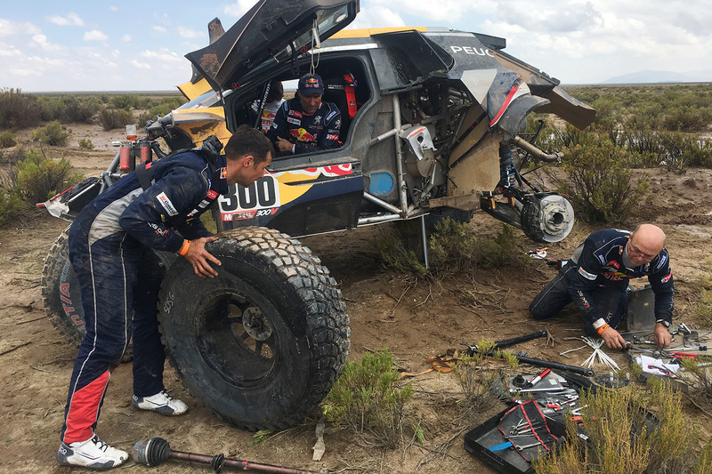 #300 Peugeot Sport Peugeot 3008 DKR: Stéphane Peterhansel, Jean-Paul Cottret gets help from Cyril De