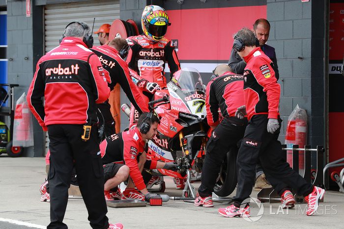 Chaz Davies, Aruba.it Racing-Ducati SBK Team Pirelli tyre change
