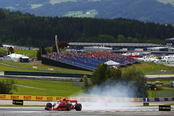 Kimi Raikkonen, Ferrari SF71H, locks-up a wheel