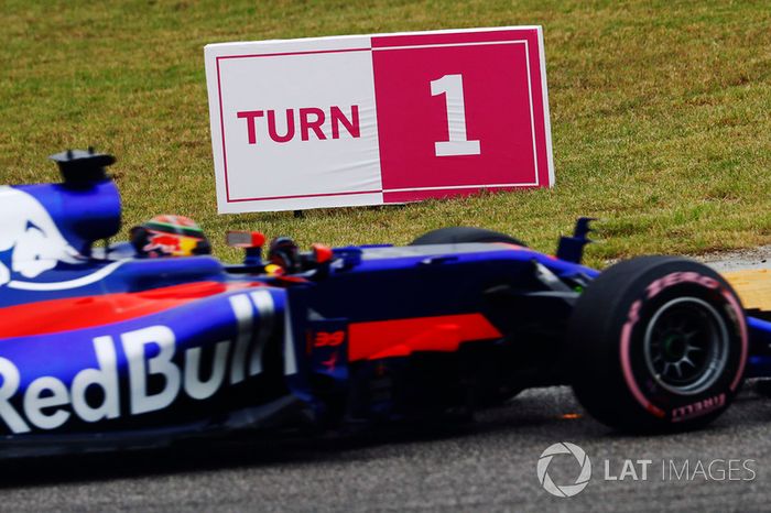 Brendon Hartley, Scuderia Toro Rosso STR12 en la curva 1