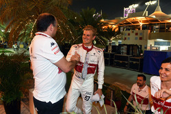 Marcus Ericsson, Sauber, célèbre son résultat à la fin de la course avec Frédéric Vasseur, directeur d'équipe