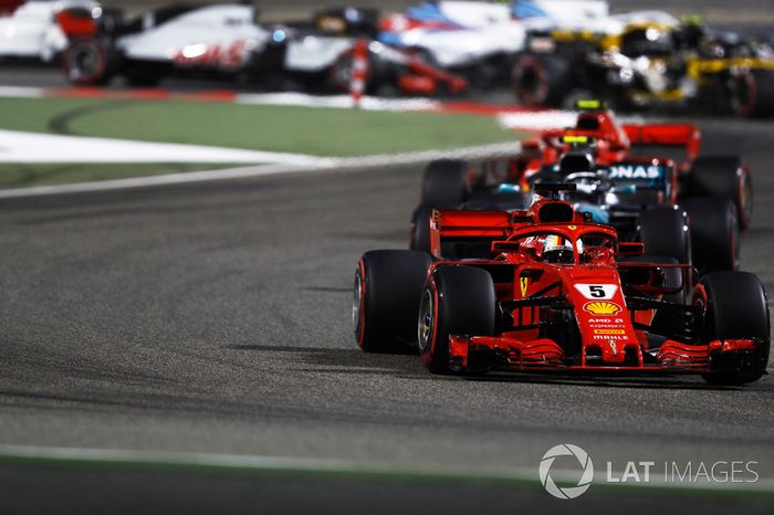 Sebastian Vettel, Ferrari SF71H, Valtteri Bottas, Mercedes AMG F1 W09, y Kimi Raikkonen, Ferrari SF71H