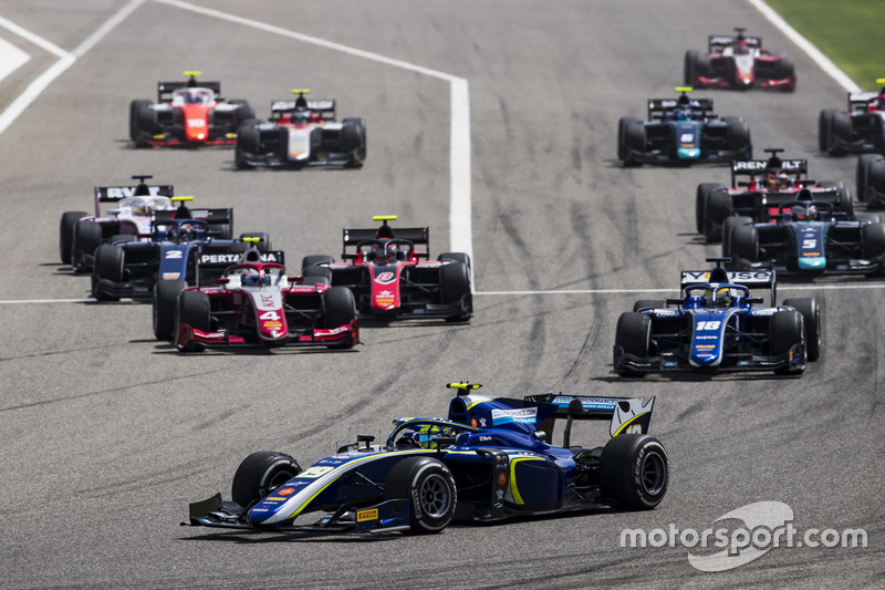 Lando Norris, Carlin, y Sergio Sette Camara, Carlin al inicio de la carrera