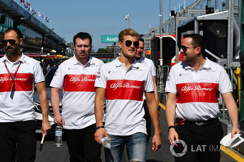 Marcus Ericsson, Alfa Romeo Sauber F1 Team walks the track with the team